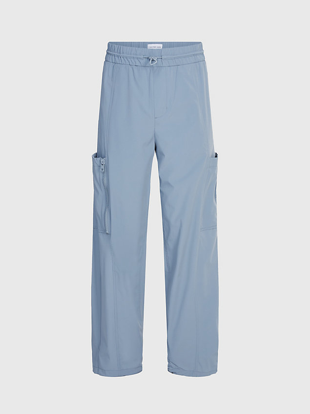 pantalón cargo de pierna ancha reciclado grey de hombre calvin klein jeans