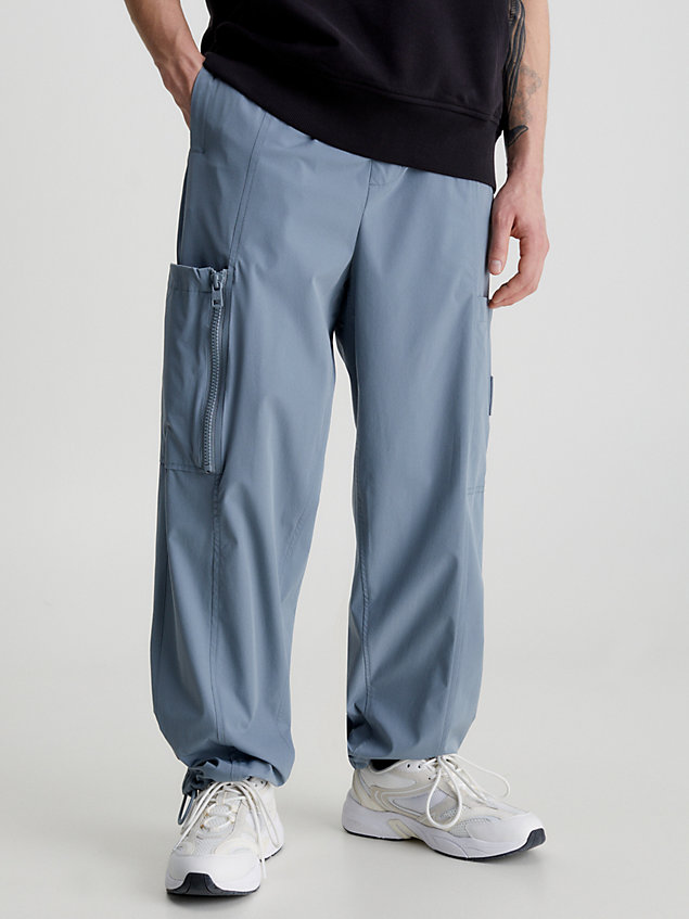 grey szerokie bojówki z przetworzonego materiału dla mężczyźni - calvin klein jeans