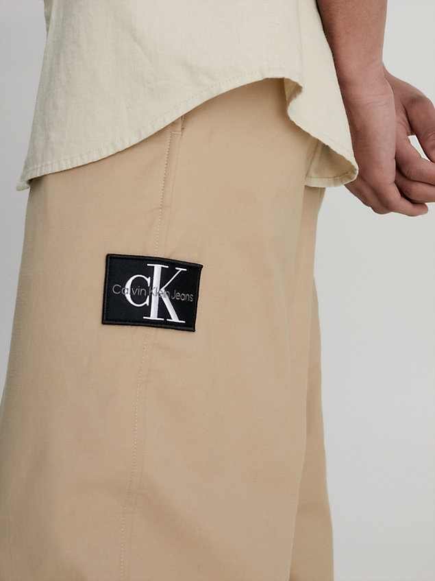 beige utility chinobroek met riem en rechte pijpen voor heren - calvin klein jeans