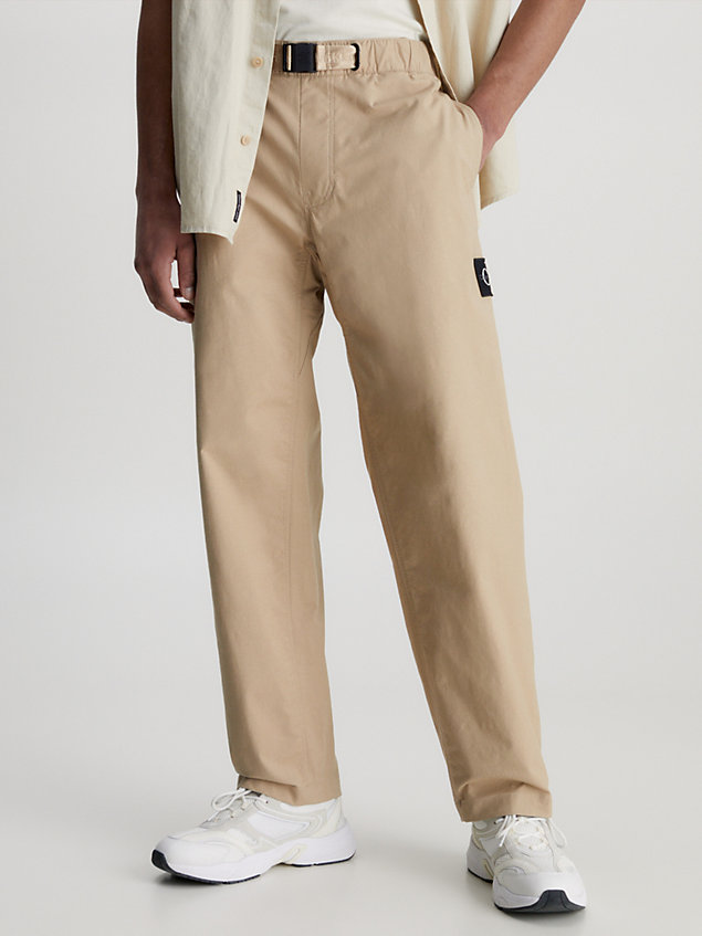 beige praktyczne chinosy z paskiem i prostą nogawką dla mężczyźni - calvin klein jeans
