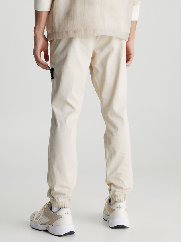 beige obcisłe chinosy z bawełnianego diagonalu dla mężczyźni - calvin klein jeans