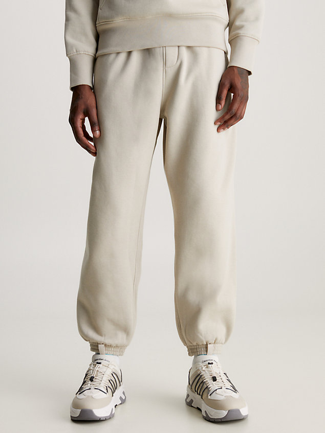 pantalón de chándal holgado de algodón beige de hombres calvin klein jeans