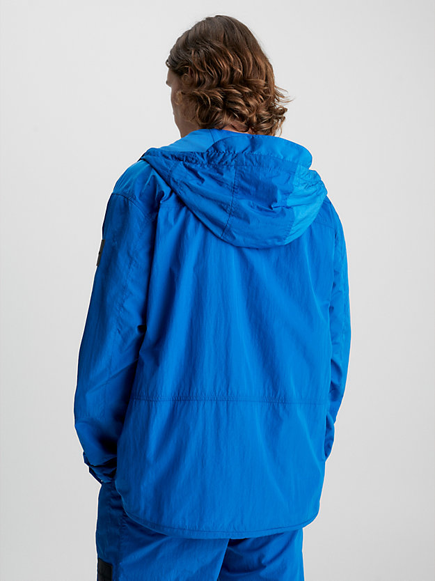 TARPS BLUE Cortavientos de nailon reciclado con capucha de hombre CALVIN KLEIN JEANS
