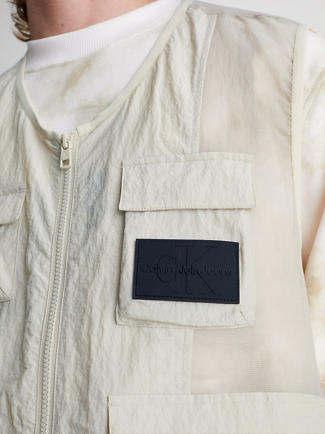 beige swobodny bezrękawnik z panelami z nylonowej siateczki dla mężczyźni - calvin klein jeans