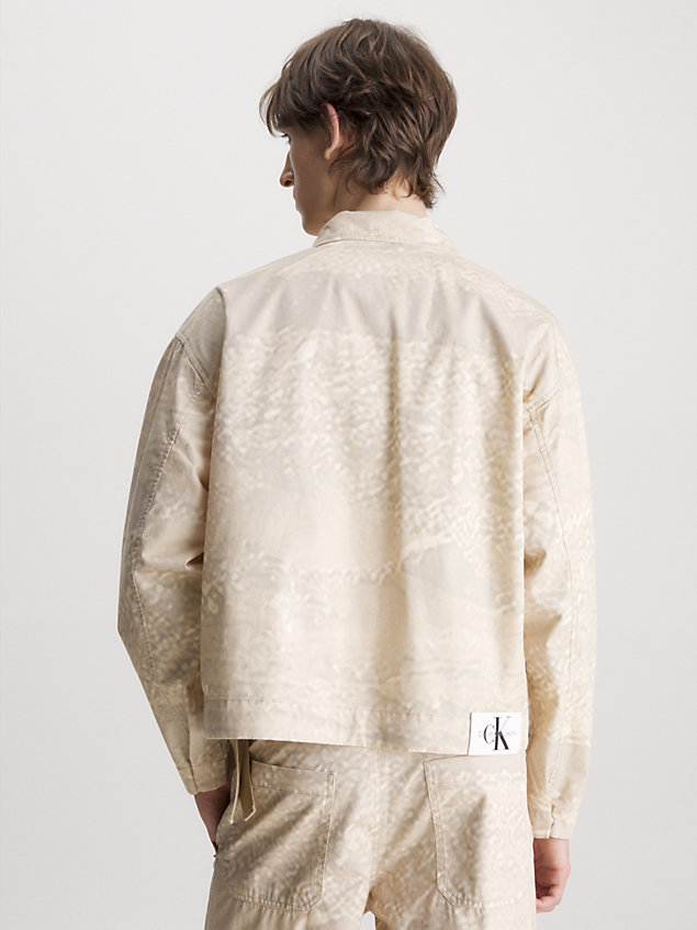 beige krótka kurtka na zamek z bawełnianego diagonalu dla mężczyźni - calvin klein jeans