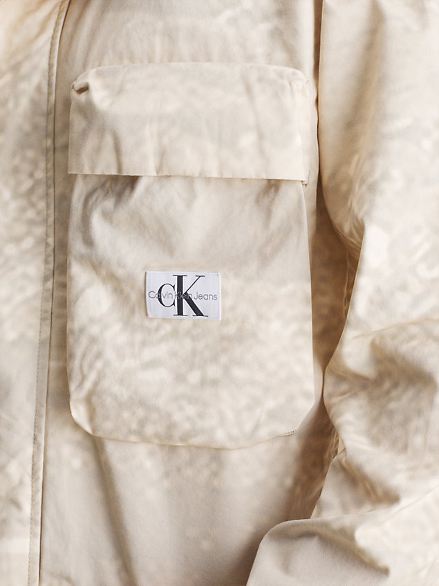 beige krótka kurtka na zamek z bawełnianego diagonalu dla mężczyźni - calvin klein jeans