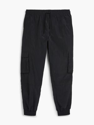 black glanzende nylon cargobroek voor heren - calvin klein jeans