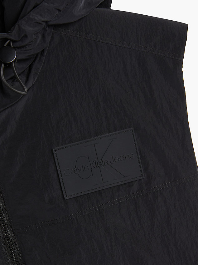 black cropped weste aus glänzendem nylon für herren - calvin klein jeans