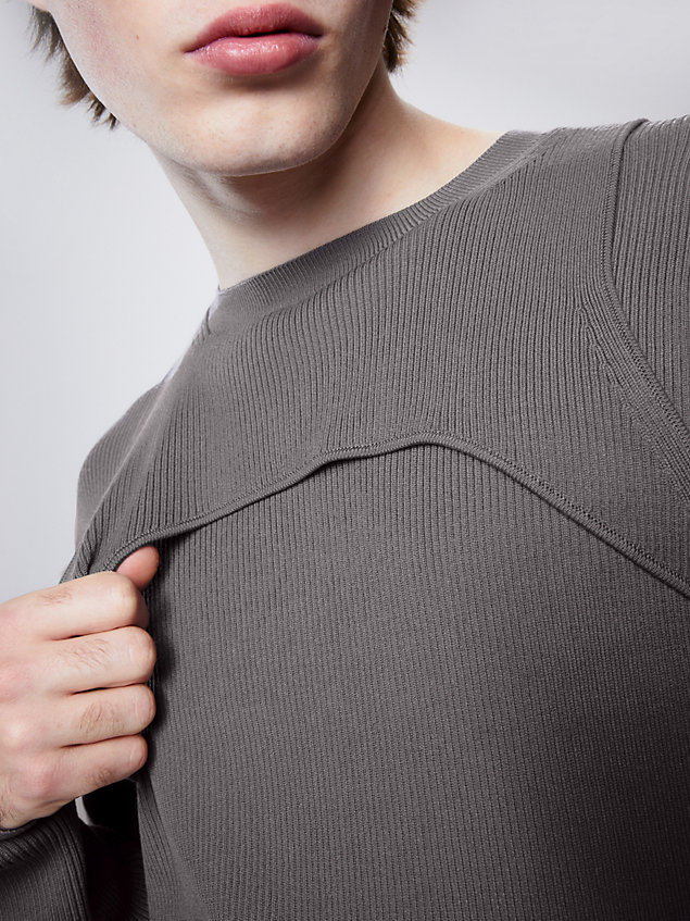 grey schmaler pullover mit harness-detail für herren - calvin klein jeans