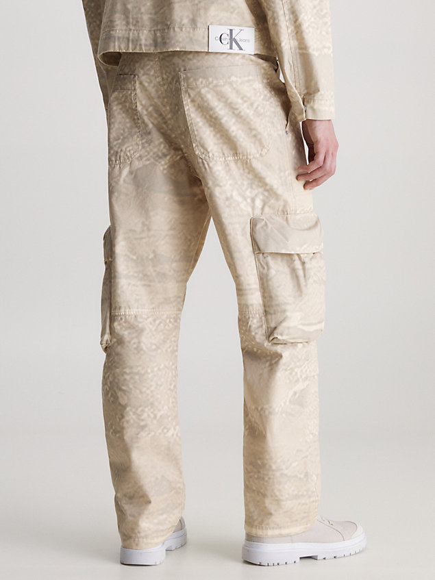 beige bojówki z szerokimi nogawkami i nadrukiem dla mężczyźni - calvin klein jeans
