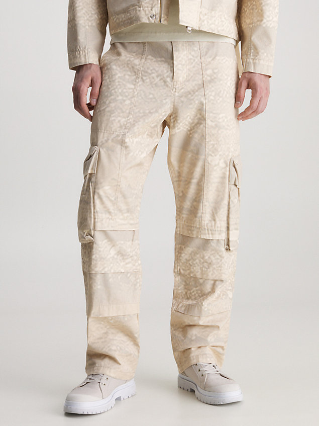 beige cargohose mit weitem bein und print für herren - calvin klein jeans