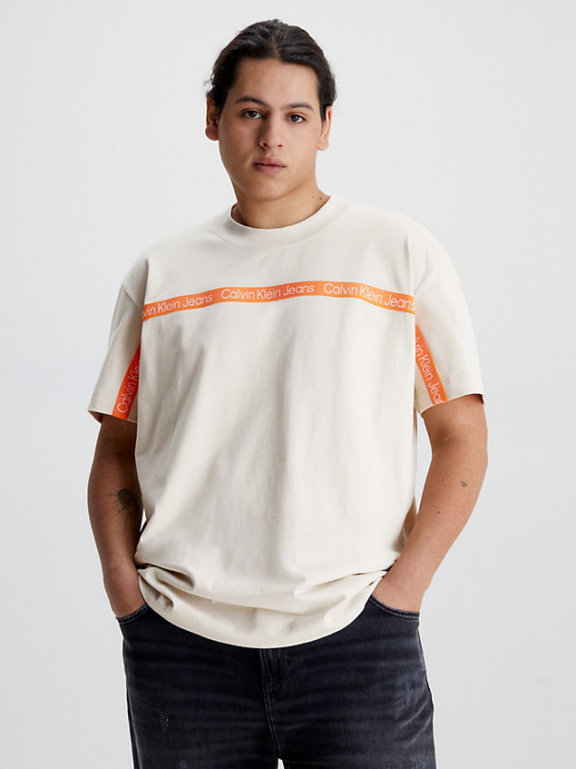 beige t-shirt z taśmą z logo dla mężczyźni - calvin klein jeans