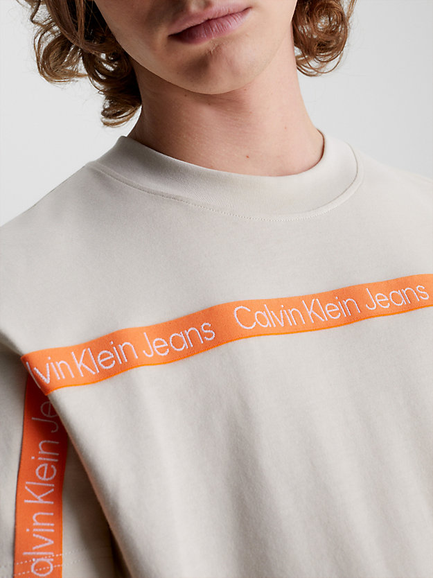 CLASSIC BEIGE Logo Tape T-shirt for men CALVIN KLEIN JEANS