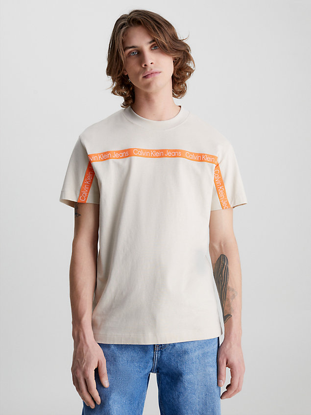 camiseta con logo tape beige de hombre calvin klein jeans