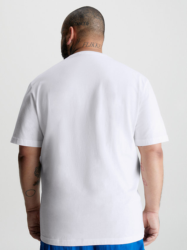 camiseta de talla grande con insignia white de hombre calvin klein jeans