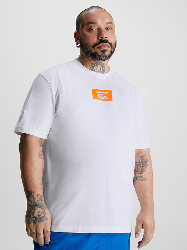 white t-shirt plus size z naszywką dla mężczyźni - calvin klein jeans