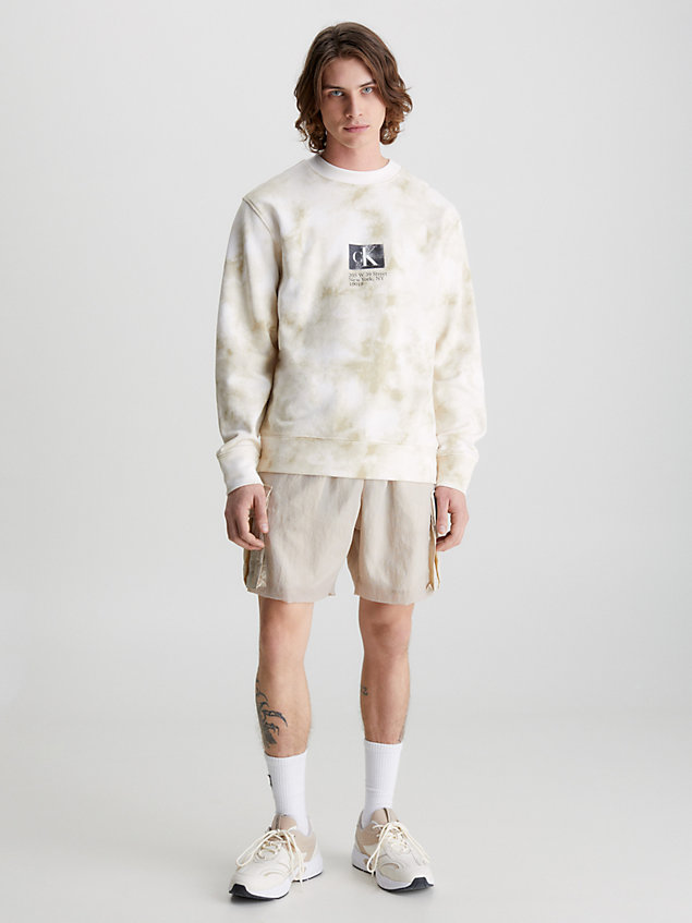 white monogramm-sweatshirt mit batikfärbung für herren - calvin klein jeans