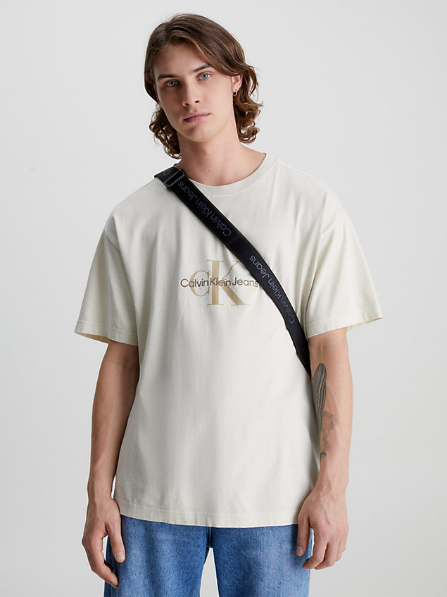 beige luźny t-shirt z monogramem dla mężczyźni - calvin klein jeans