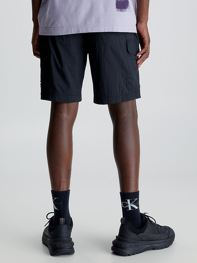 black cargo-shorts aus recyceltem nylon für herren - calvin klein jeans