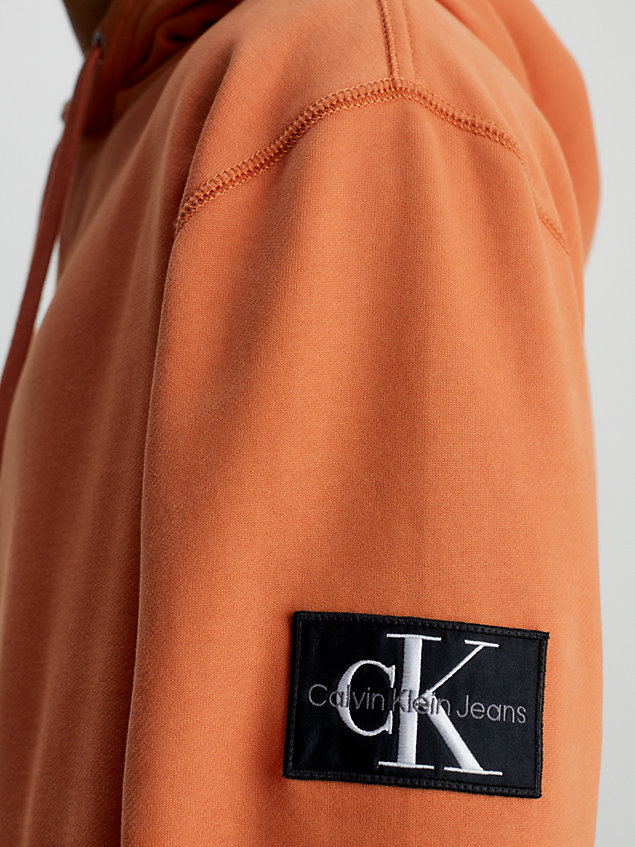 orange badge-hoodie aus baumwoll-frottee für herren - calvin klein jeans