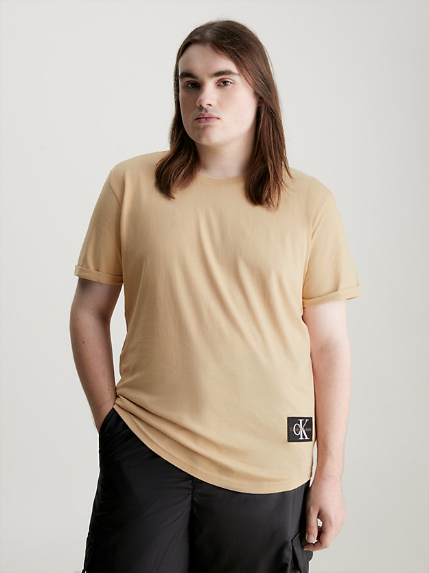 warm sand cotton badge t-shirt for men calvin klein jeans