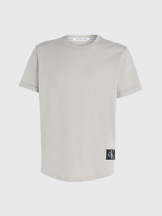 plaza taupe cotton badge t-shirt for men calvin klein jeans