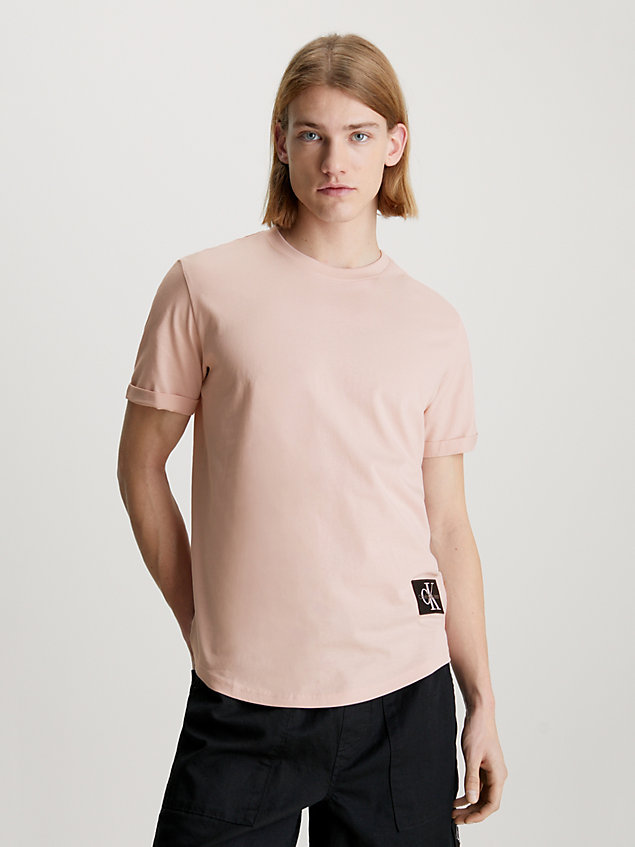 t-shirt in cotone con stemma pink da uomini calvin klein jeans