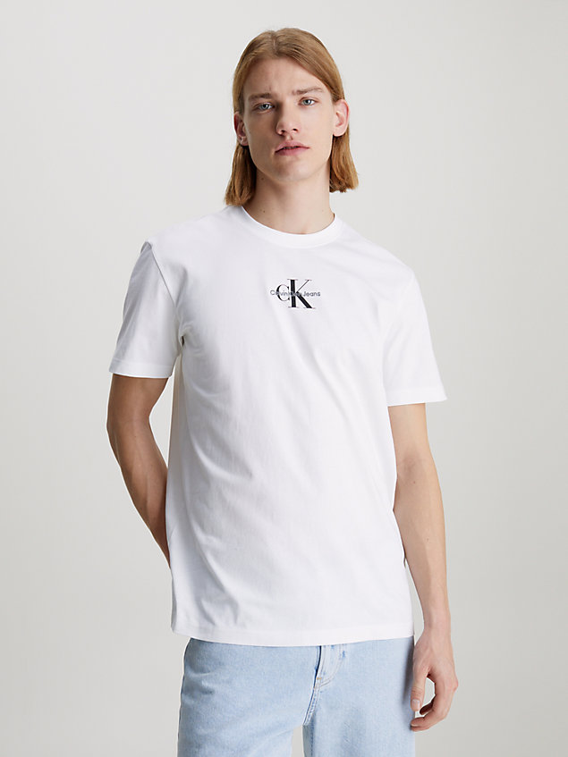 white t-shirt bawełniany z monogramem dla mężczyźni - calvin klein jeans