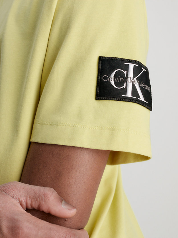 YELLOW SAND T-shirt avec insigne monogramme for men CALVIN KLEIN JEANS