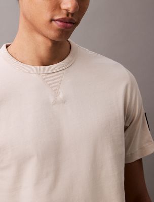 t-shirt en coton avec insigne oatmeal pour hommes calvin klein jeans
