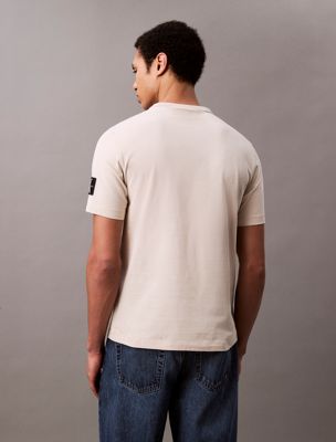 t-shirt en coton avec insigne oatmeal pour hommes calvin klein jeans