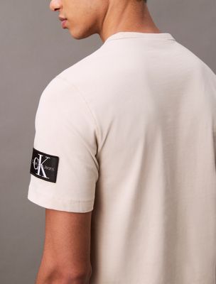 t-shirt en coton avec insigne oatmeal pour hommes calvin klein jeans