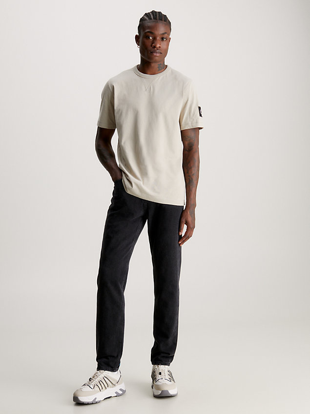 camiseta de algodón con insignia beige de hombre calvin klein jeans
