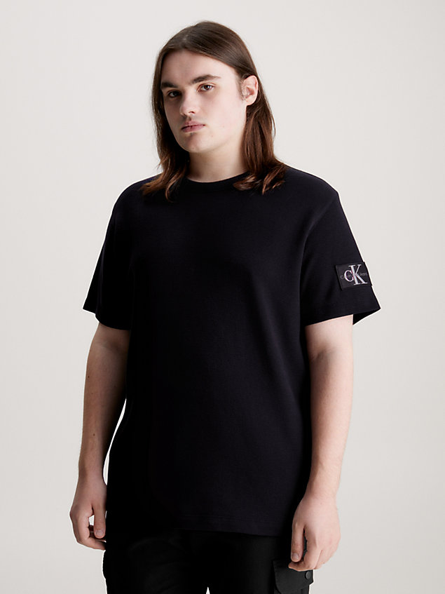 black t-shirt z waflowej bawełny z naszywką dla mężczyźni - calvin klein jeans