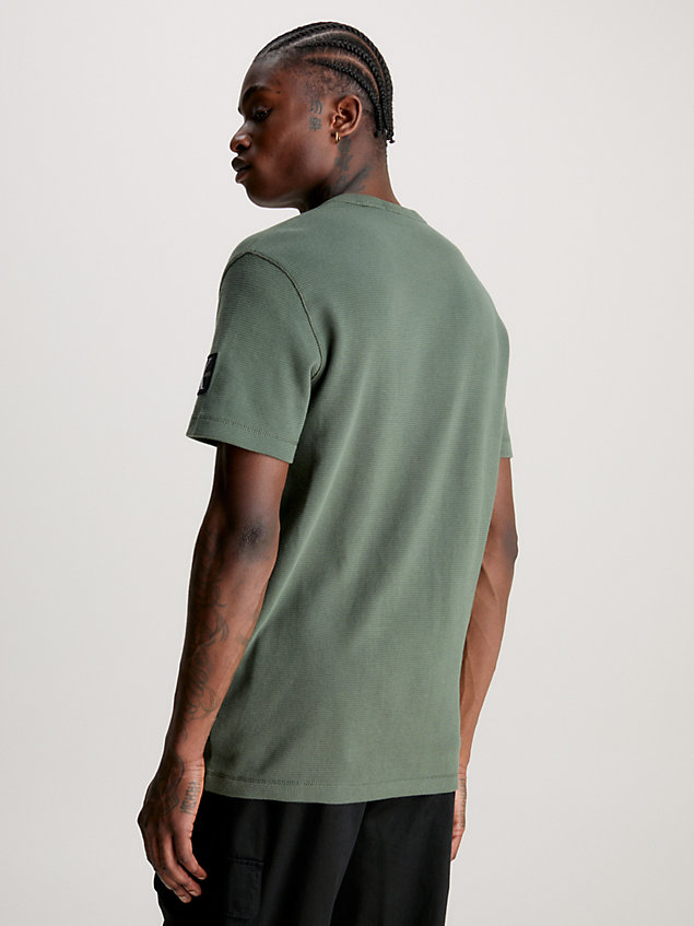 green badge-t-shirt aus baumwolle in waffelstruktur für herren - calvin klein jeans
