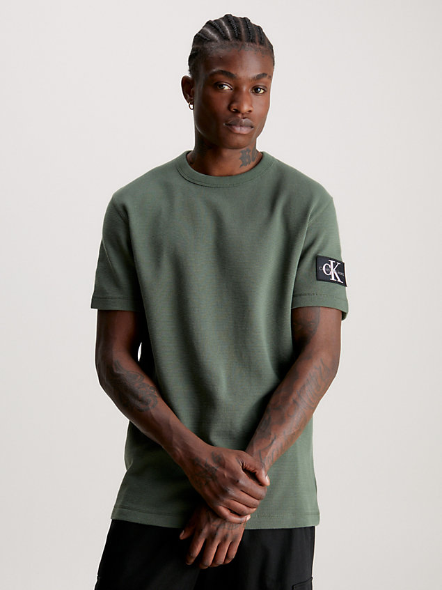 camiseta de algodón gofrado con insignia green de hombre calvin klein jeans