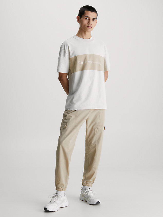 beige t-shirt z monogramem dla mężczyźni - calvin klein jeans