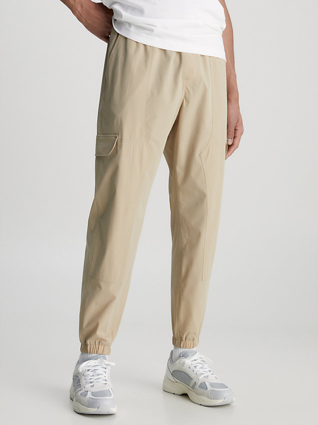 pantaloni cargo affusolati in nylon riciclato beige da uomo calvin klein jeans