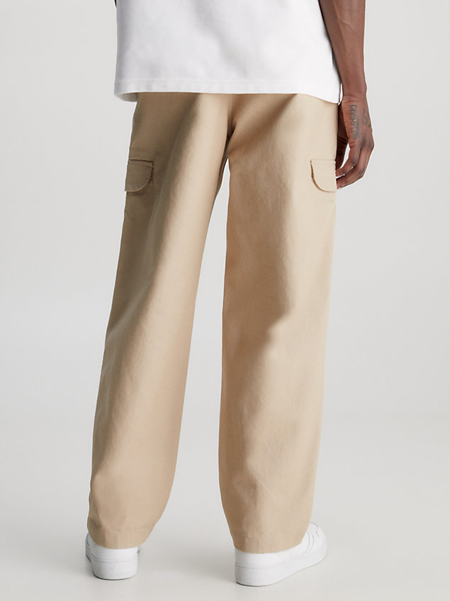 pantaloni cargo in tela in cotone beige da uomo calvin klein jeans