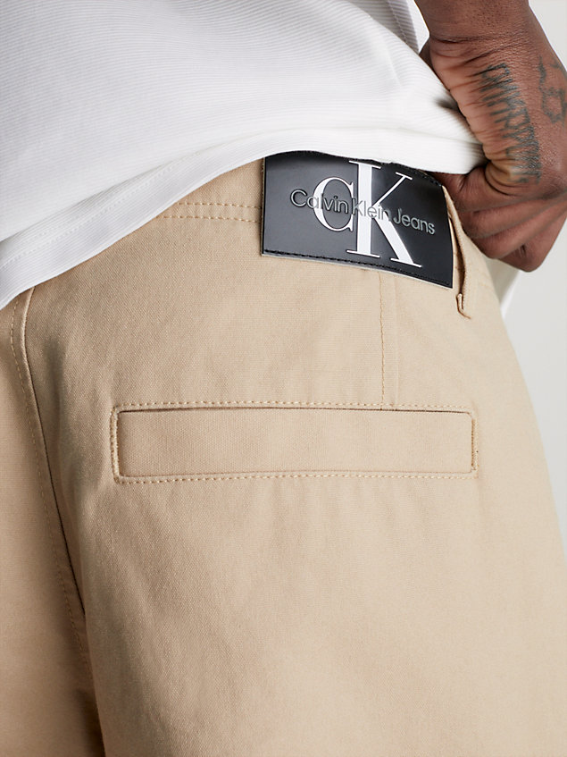 pantalon cargo en toile de coton beige pour hommes calvin klein jeans