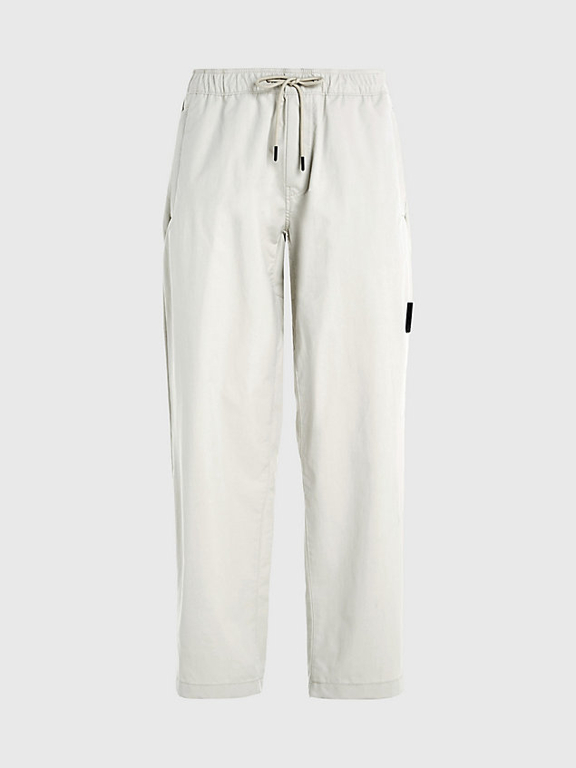 beige spodnie z prostymi nogawkami z nylonu technicznego dla mężczyźni - calvin klein jeans