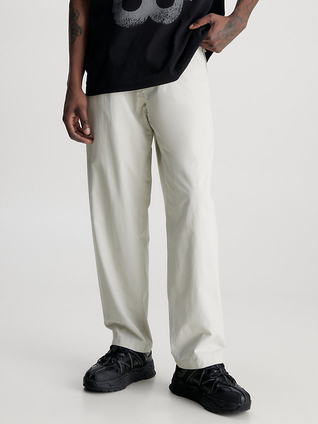 pantalon droit en nylon technique beige pour hommes calvin klein jeans