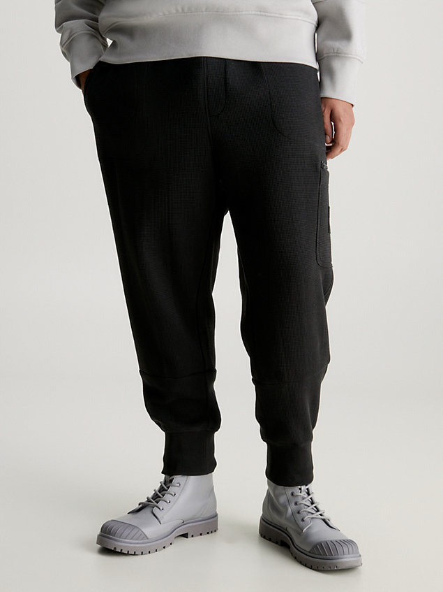 black spodnie dresowe z naszywką z waflowej bawełny dla mężczyźni - calvin klein jeans