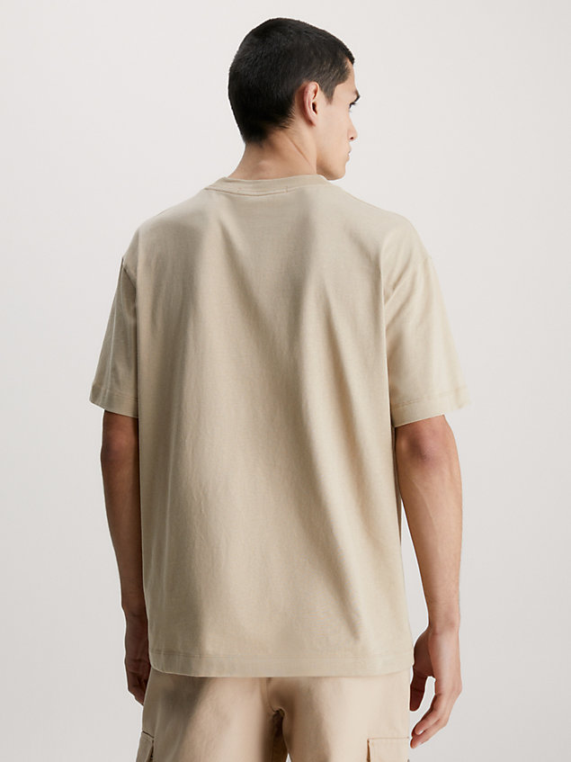 beige luźny t-shirt z logo dla mężczyźni - calvin klein jeans