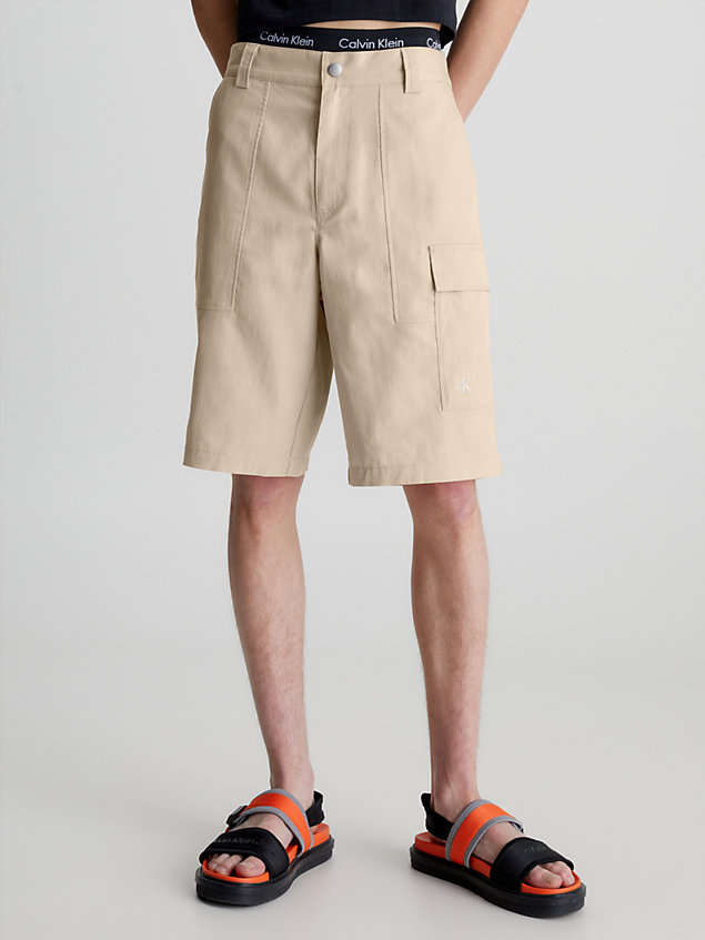 beige szorty bojówki dla mężczyźni - calvin klein jeans