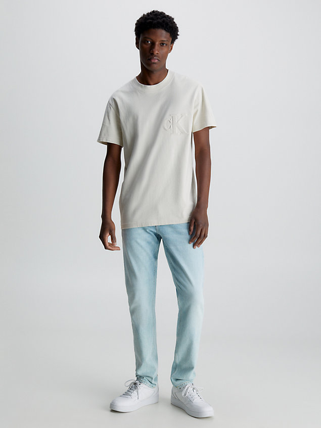 beige swobodny t-shirt w kontrastowe kolory dla mężczyźni - calvin klein jeans