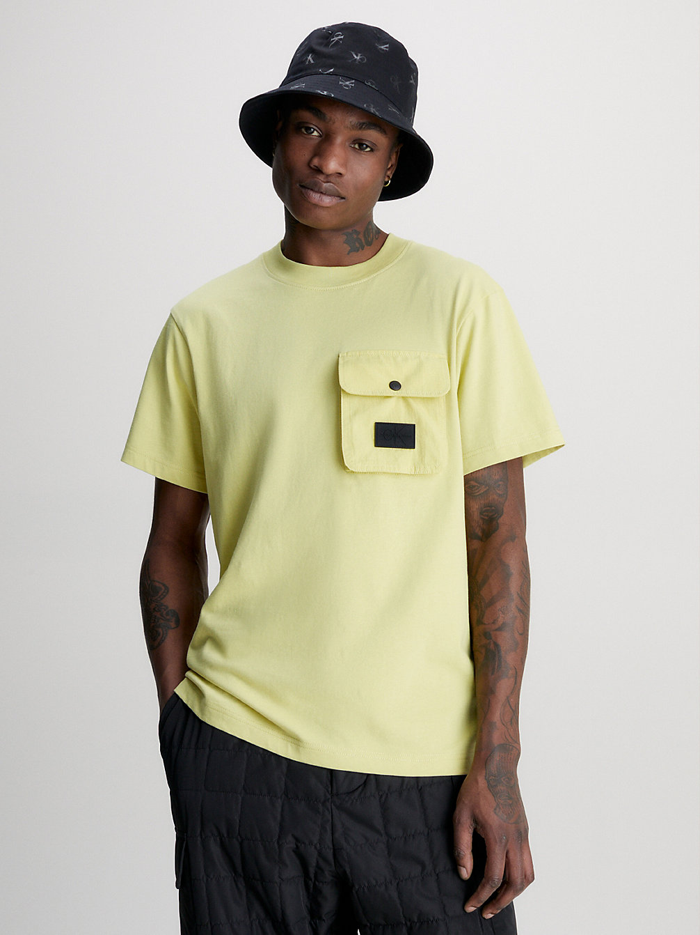 T-Shirt Con Tasca Taglio Relaxed > YELLOW SAND > undefined uomo > Calvin Klein