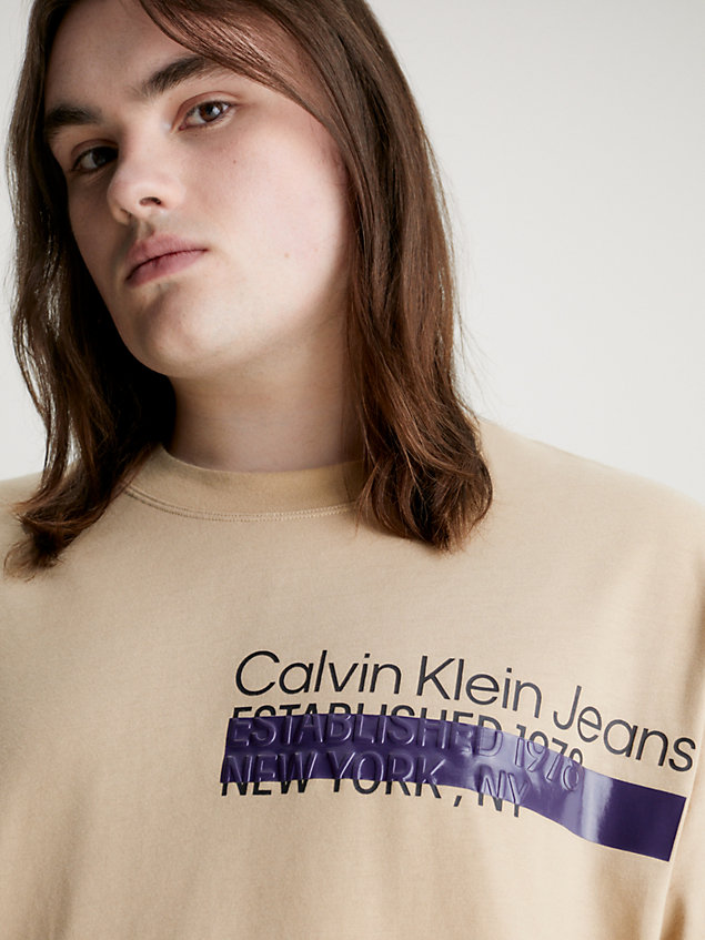 beige relaxed logo-t-shirt in großen größen für herren - calvin klein jeans