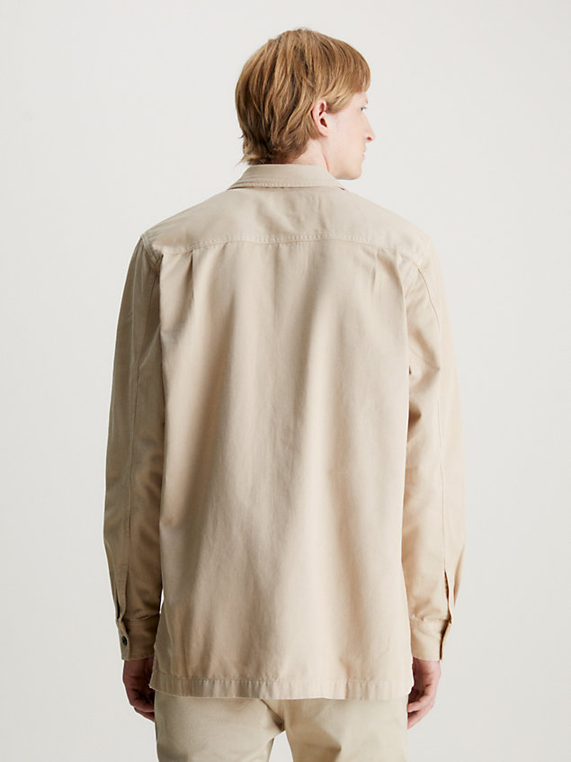 beige swobodna kurtka koszulowa z bawełnianego diagonalu dla mężczyźni - calvin klein jeans