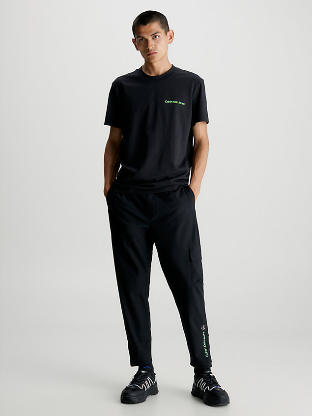black t-shirt z taśmą z logo dla mężczyźni - calvin klein jeans